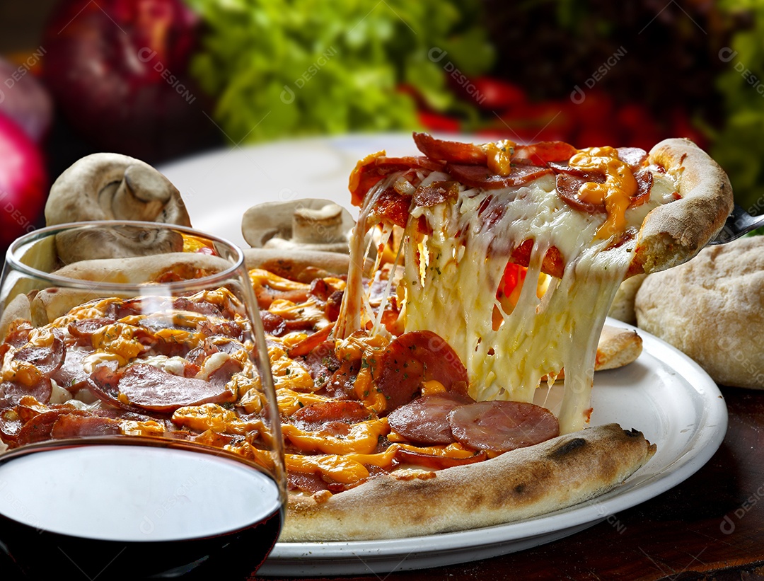 Fatia de pizza levantada e vinho tinto