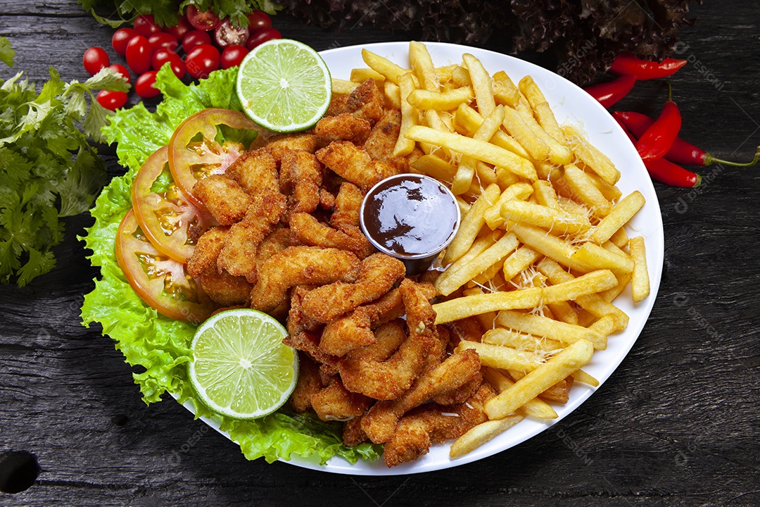 Porção de batata com iscas de peixe frita