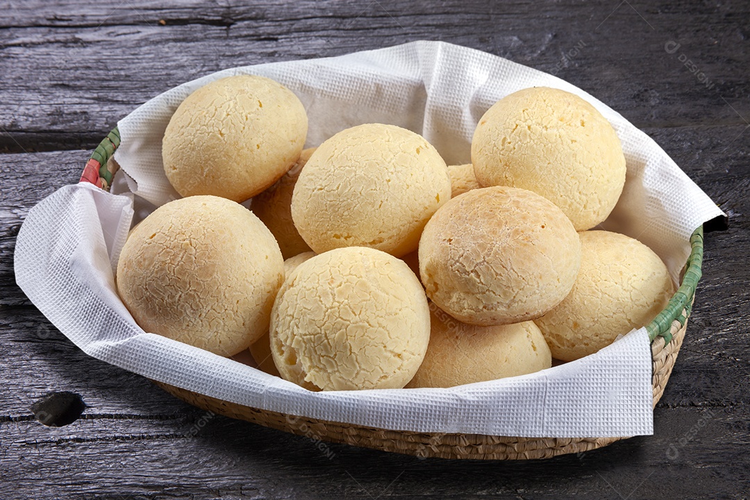 Tigela com muitos pão de queijo