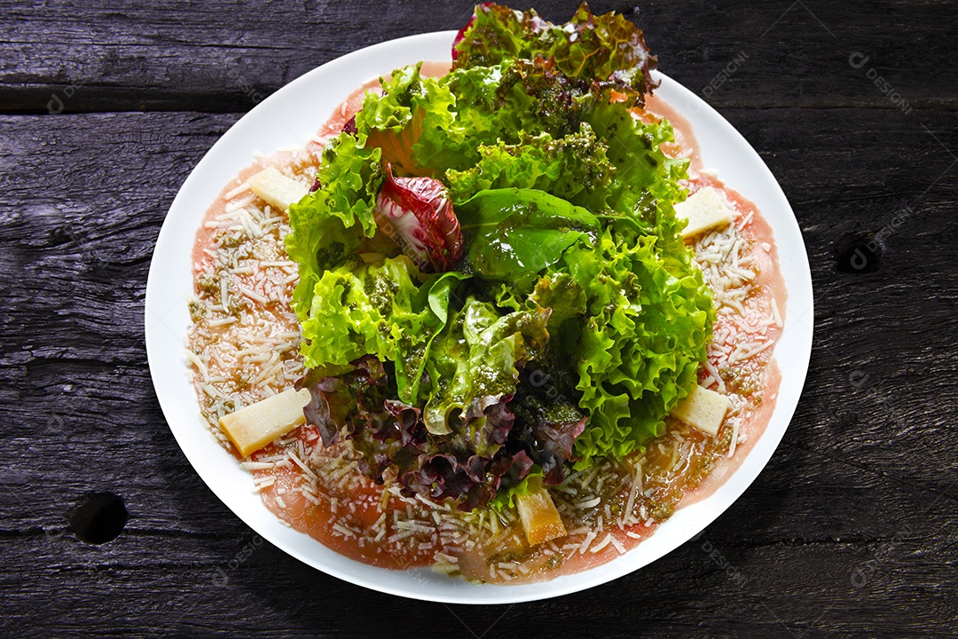 Carpaccio com salada de alface