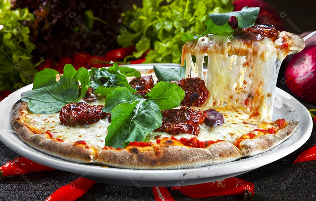 Fatia de pizza com queijo derretido