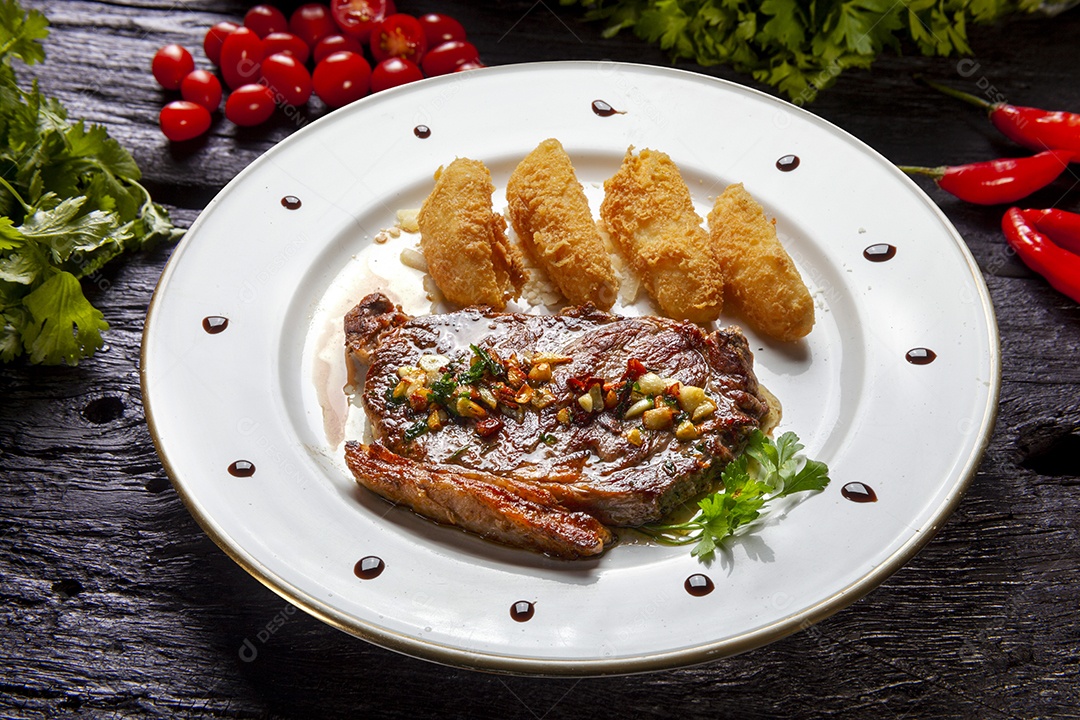 Bife com comida de batatas fritas
