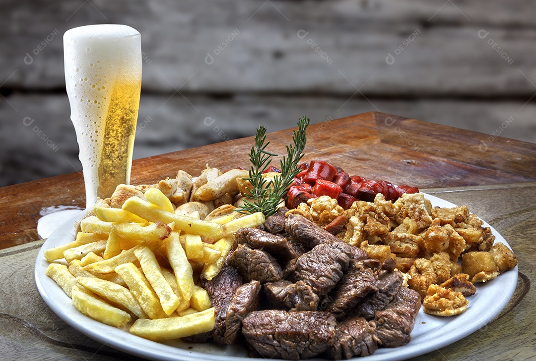 Cerveja prato com carne batata torresmo para tira gosto