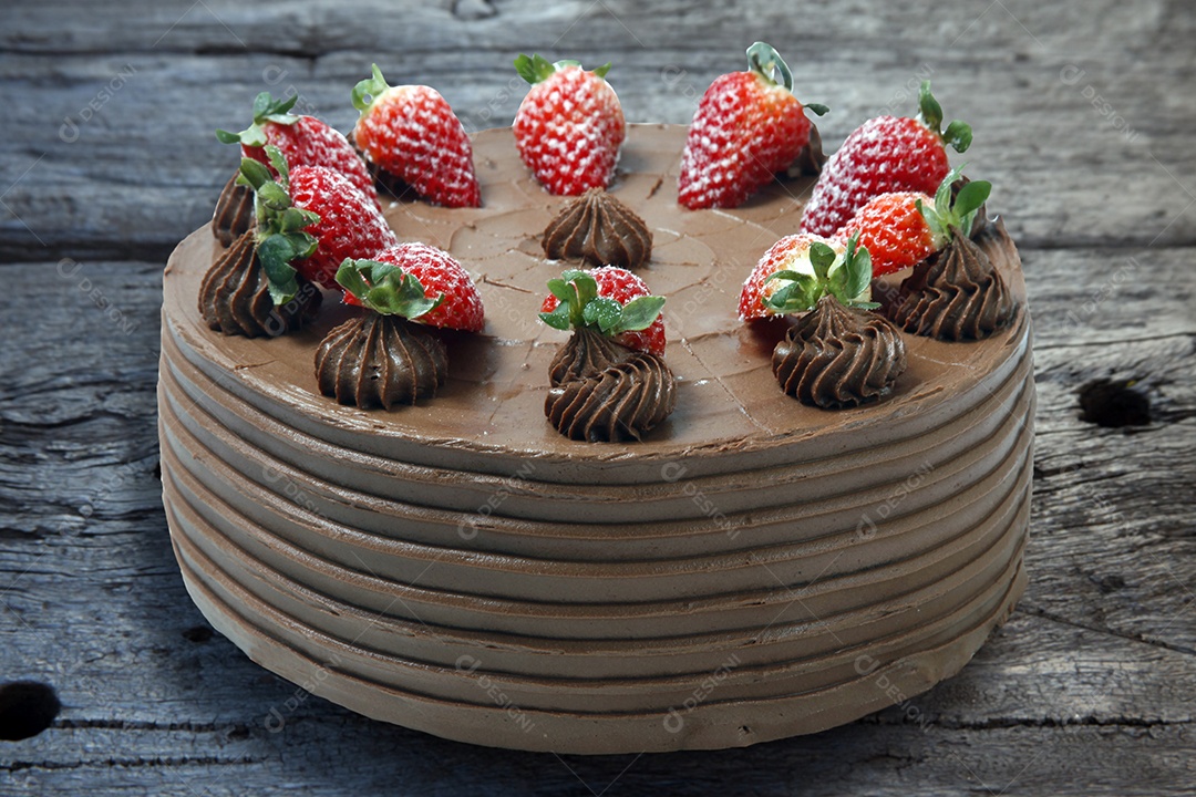 Bolo de chocolate com morangos