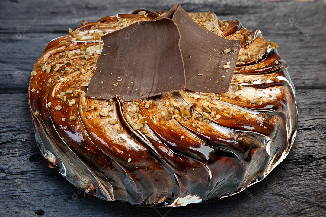 Bolo de chocolate decorado com nozes
