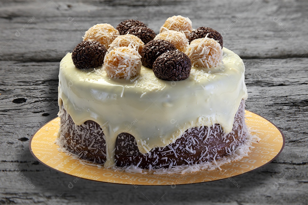 Decoração de bolo de chocolate com granulado nas laterais e doce de leite