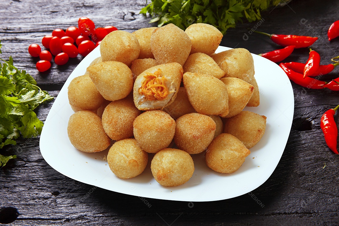 Várias coxinha de frango