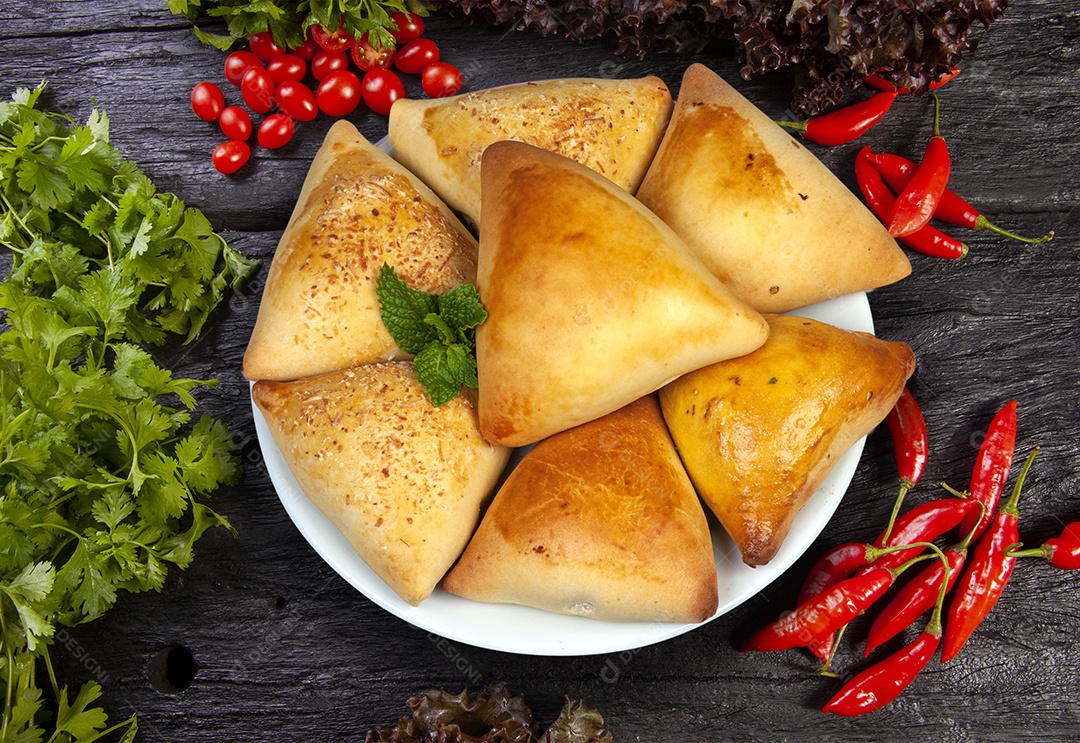 Esfirras dentro de um prato