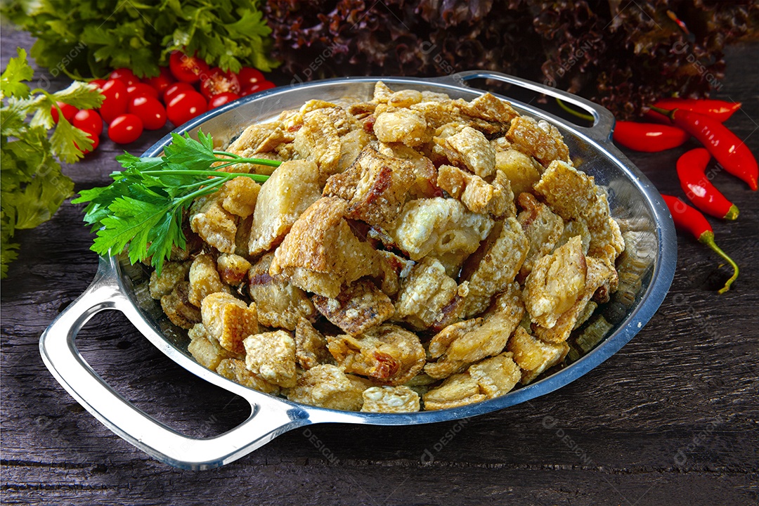 Torresmo na mesa de madeira rústica