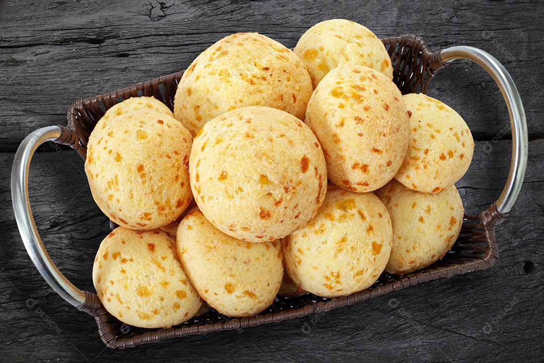 Pão de queijo em cesta