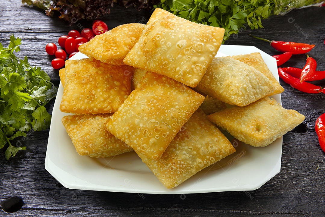 Vários pastel sobre prato branco