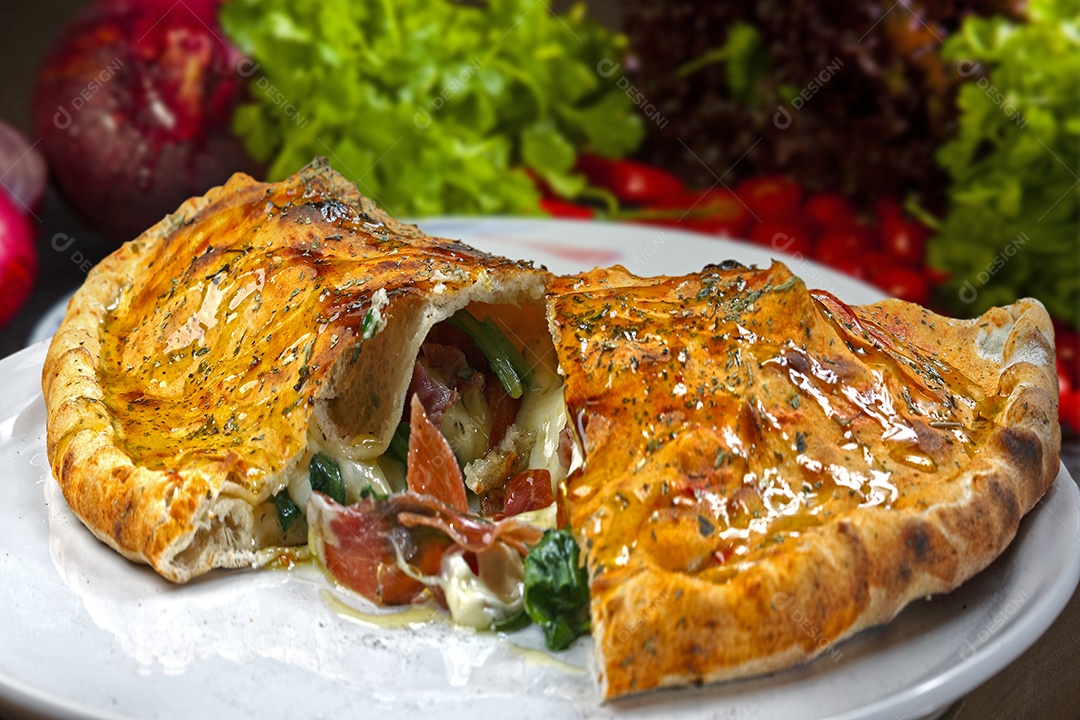 Pizza calzone, comida de cozinha italiana