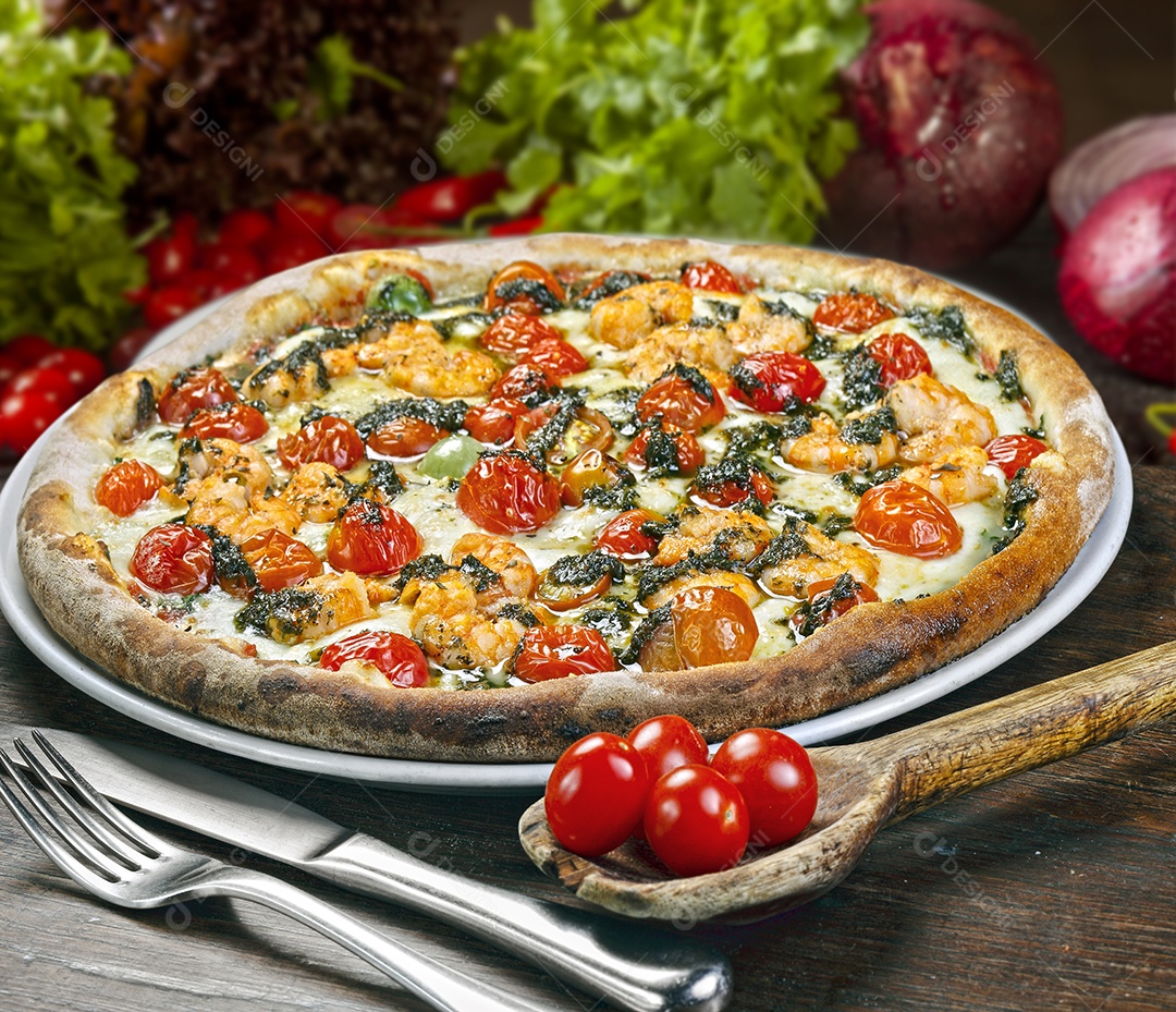 Pizza de Camarão com Tomate Cereja Assada no Forno a Lenha
