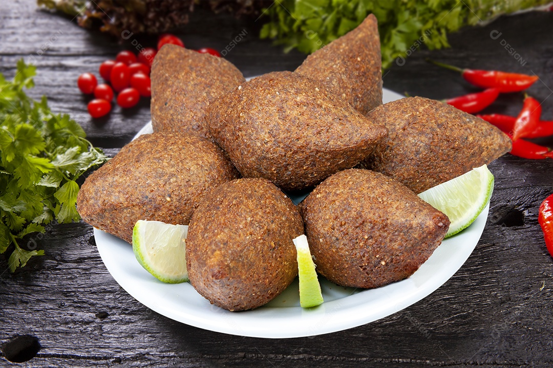 Quibe com limão ao lado