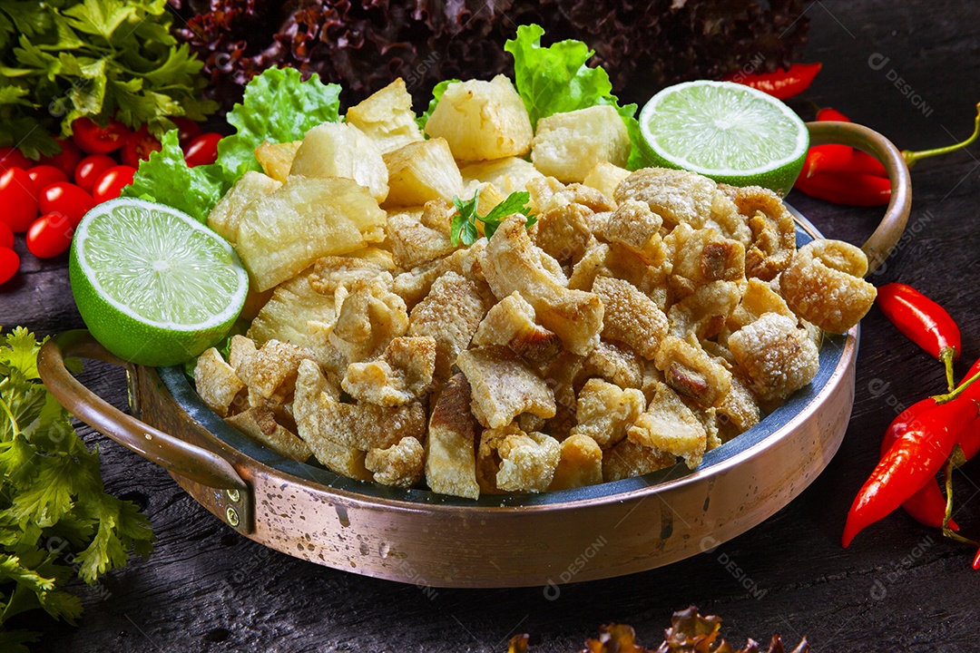 Mandioca com torresmo de porco