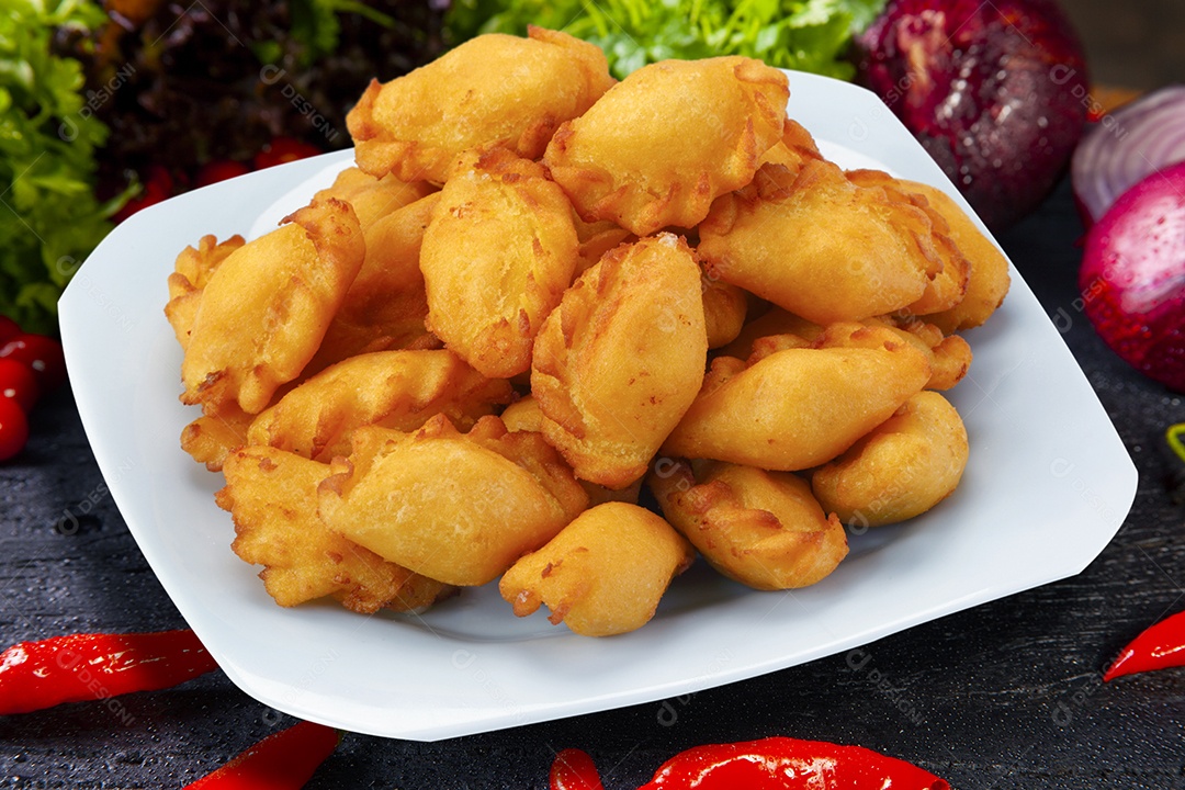 Pastel de angu com queijo e carne