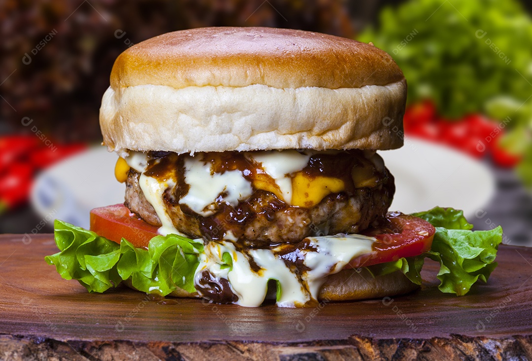 Hambúrguer gourmet na tabua de madeira