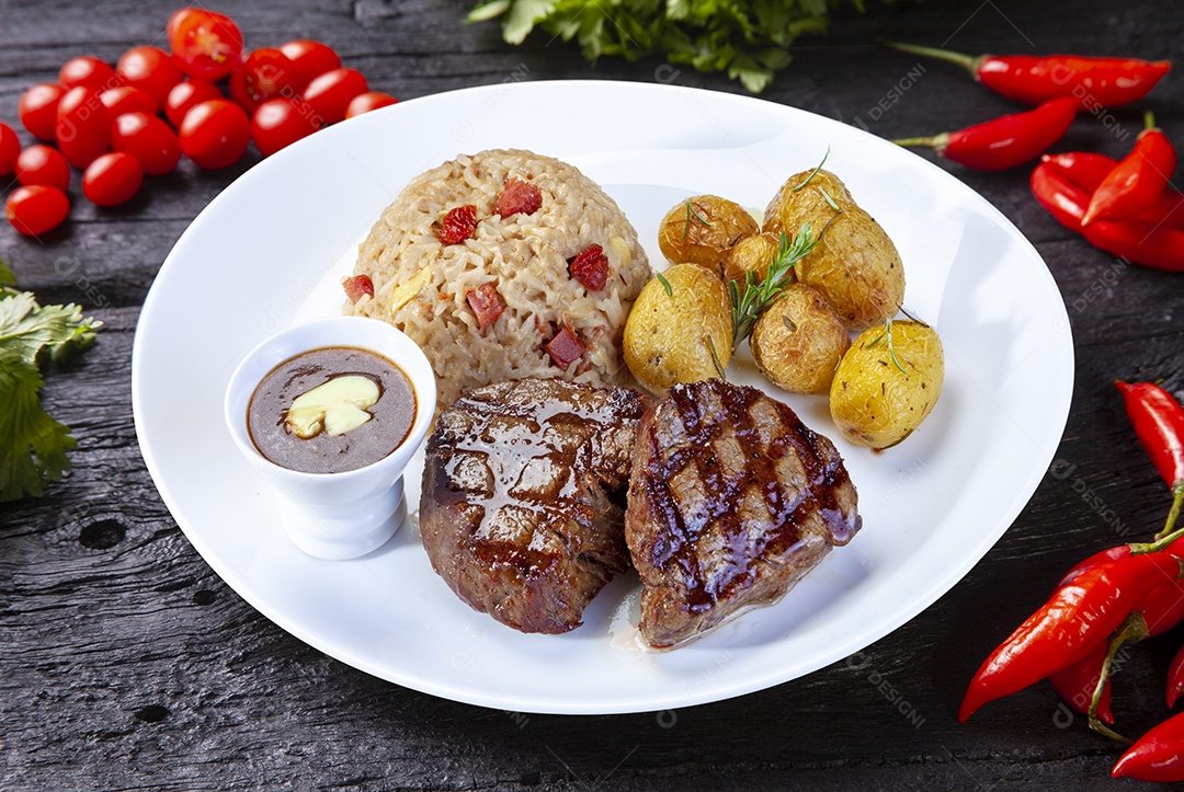 Carne de bife assada batatas e arroz