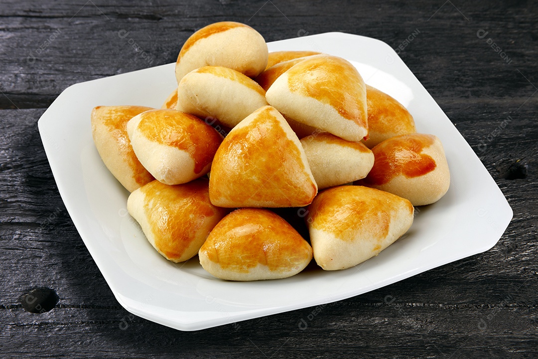 Várias esfirras em uma prato