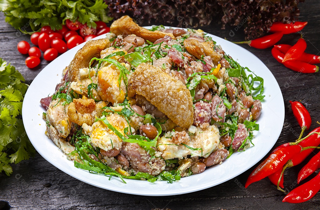 Feijão tropeiro com torresmo