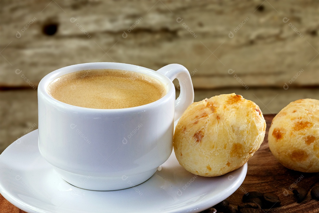 Xícara de café com pão de queijo