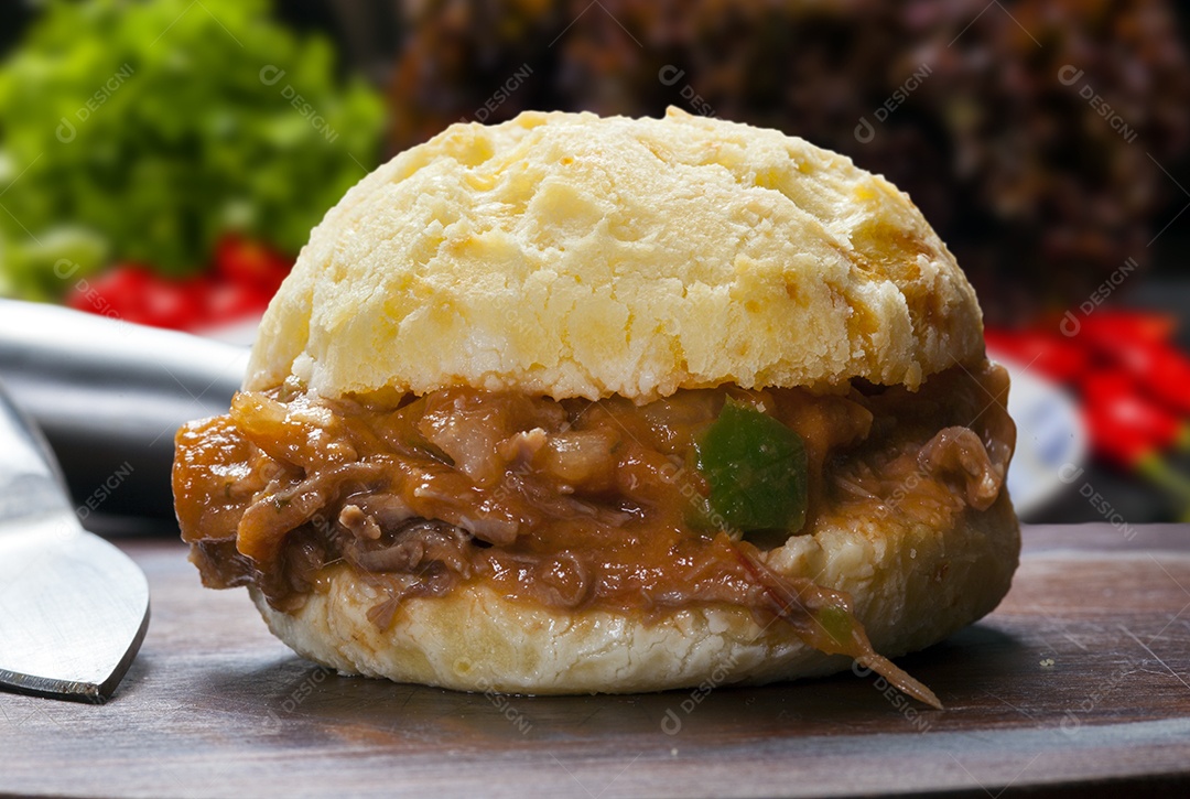 Pão de queijo recheado com carne desfiada