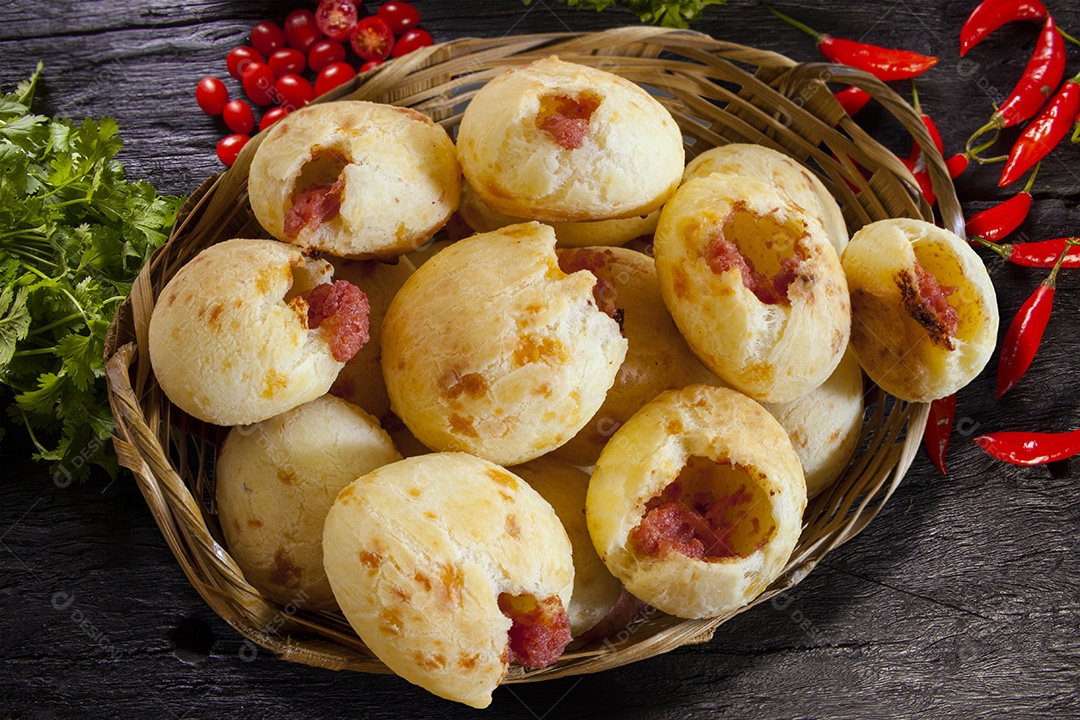 Lanche pão de queijo recheado com calabresa