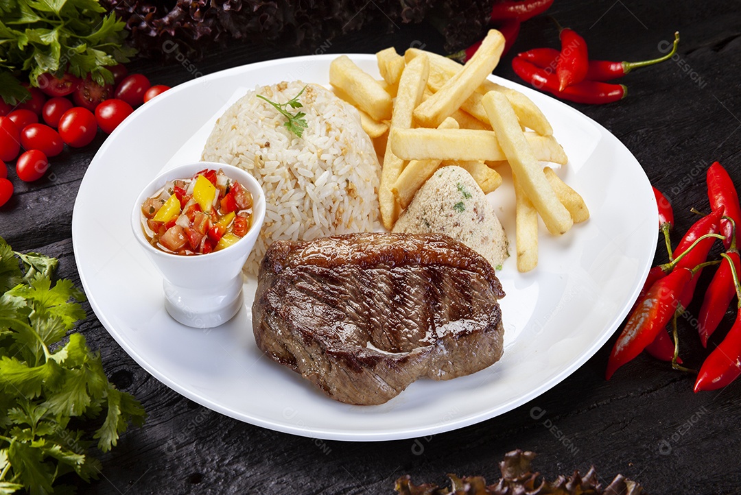 Prato de farofa com carne e batata frita com vinagrete