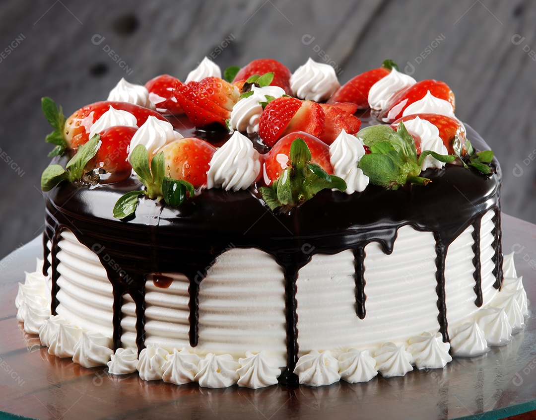 Bolo com cobertura de chocolate branco chantilly e morangos