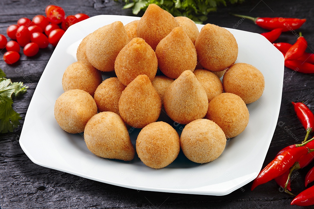 Muitas coxinhas de frango sobre uma prato branco