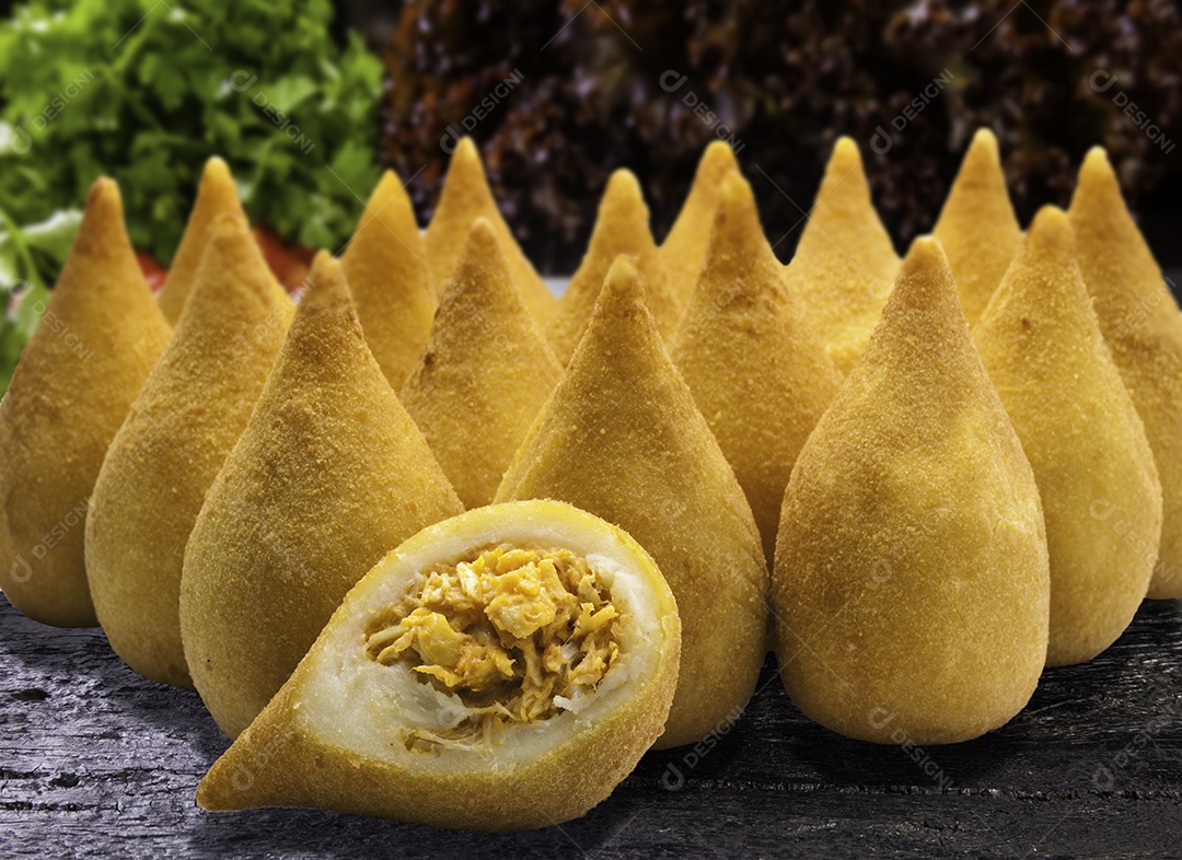 Coxinhas de frango sobre fundo de madeira