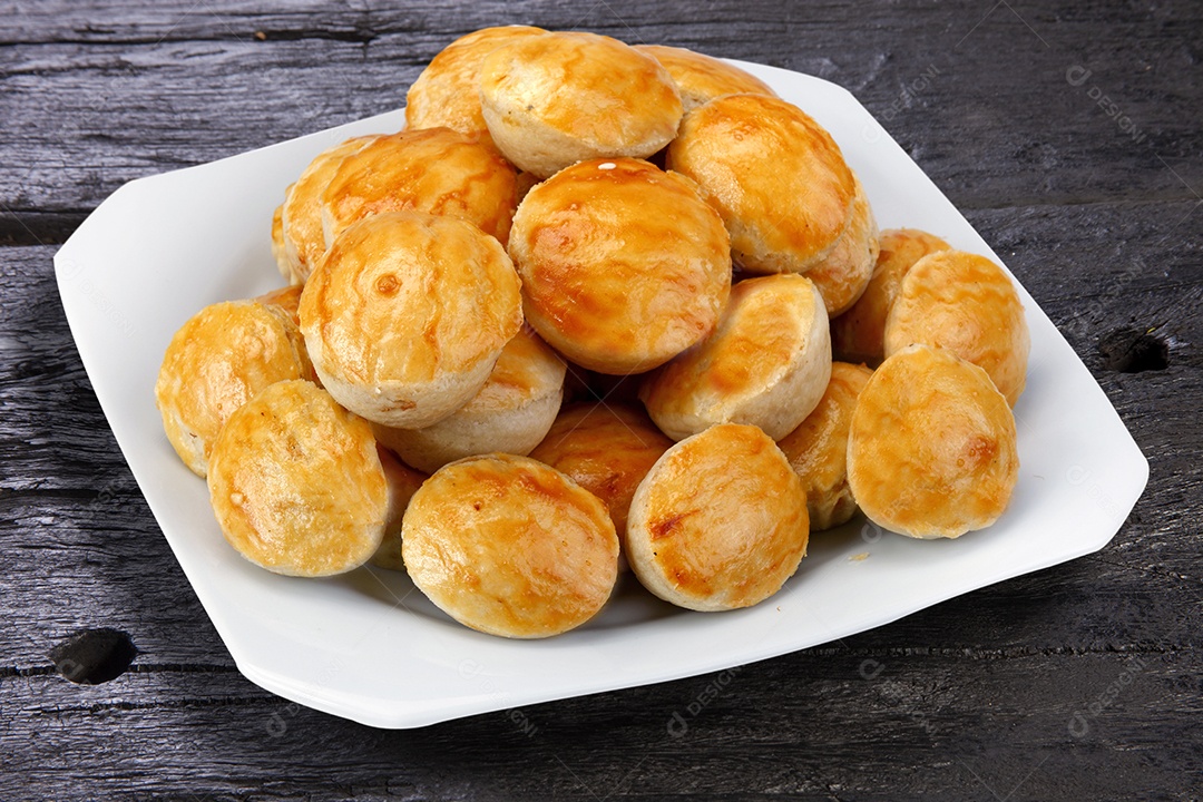 Várias empada sobre um prato branco