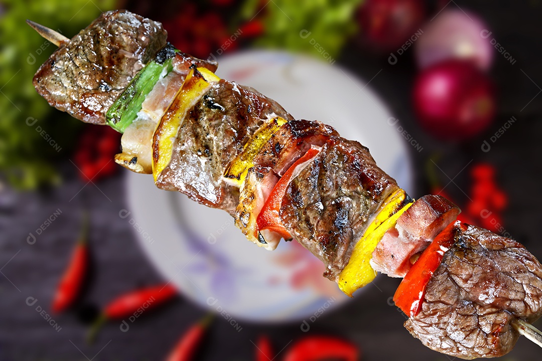 Espetinho de carne com verduras