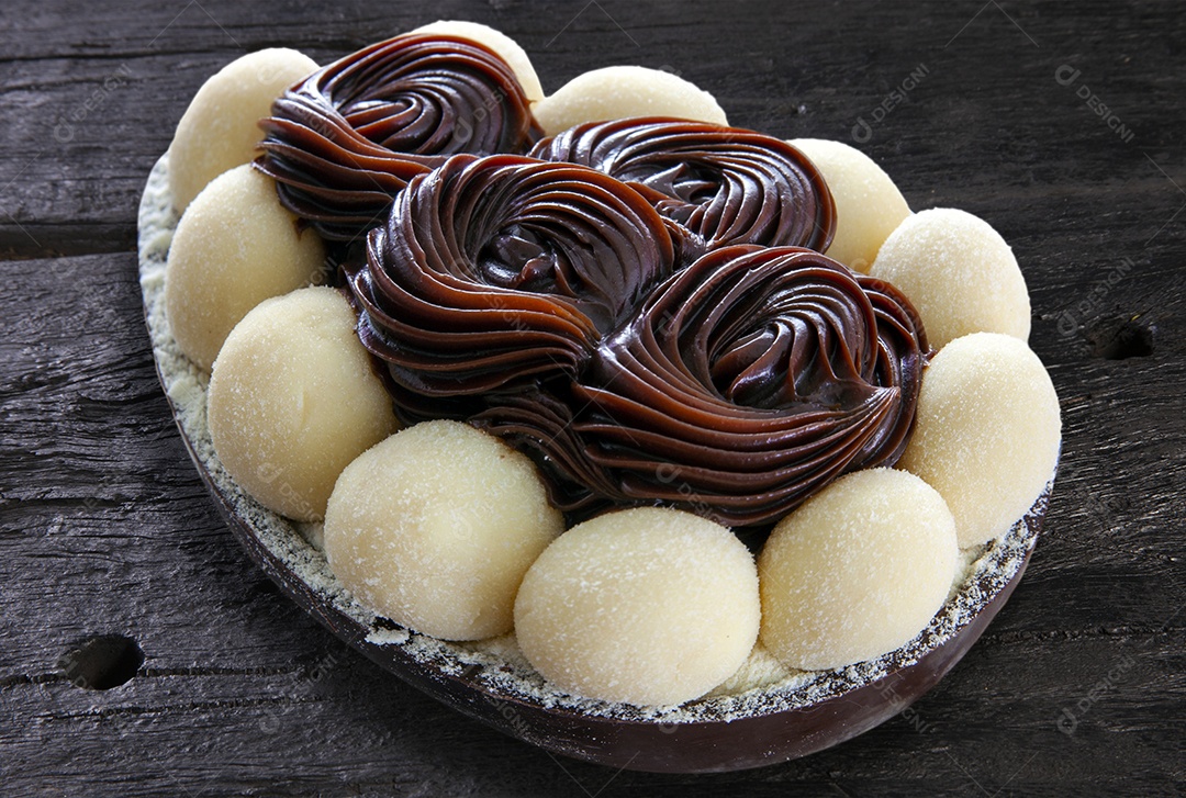 Ovo de páscoa recheado com chocolate creme e brigadeiro de ninho