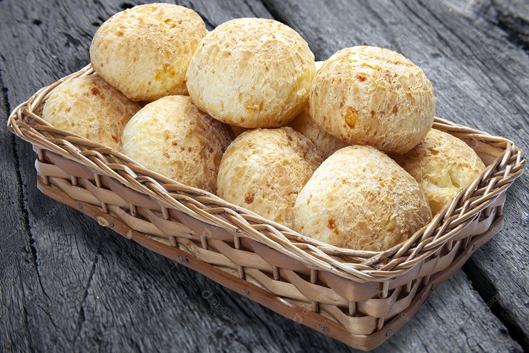 Pão de queijo tradicional dentro de vasilha