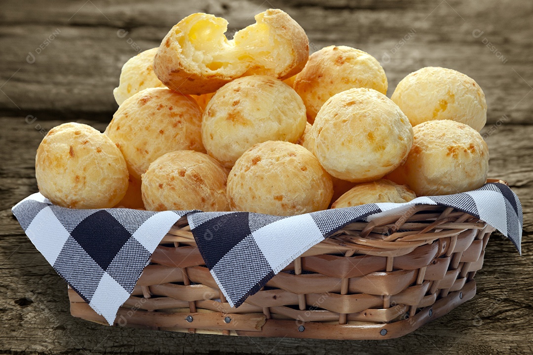 Pão de queijo dentro de tigela de madeira