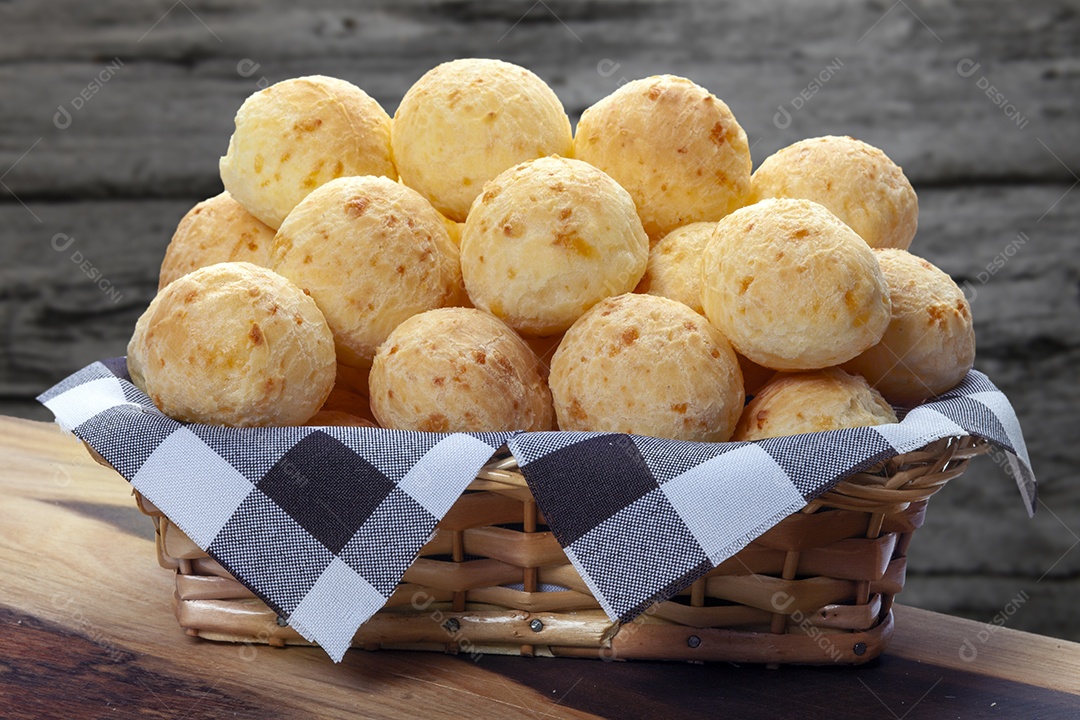 Muitos pães de queijo dentro de uma cesta