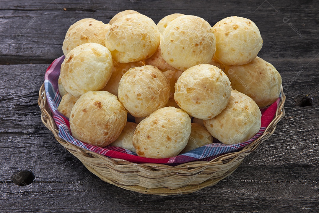 Pão de queijo dentro de uma cesta