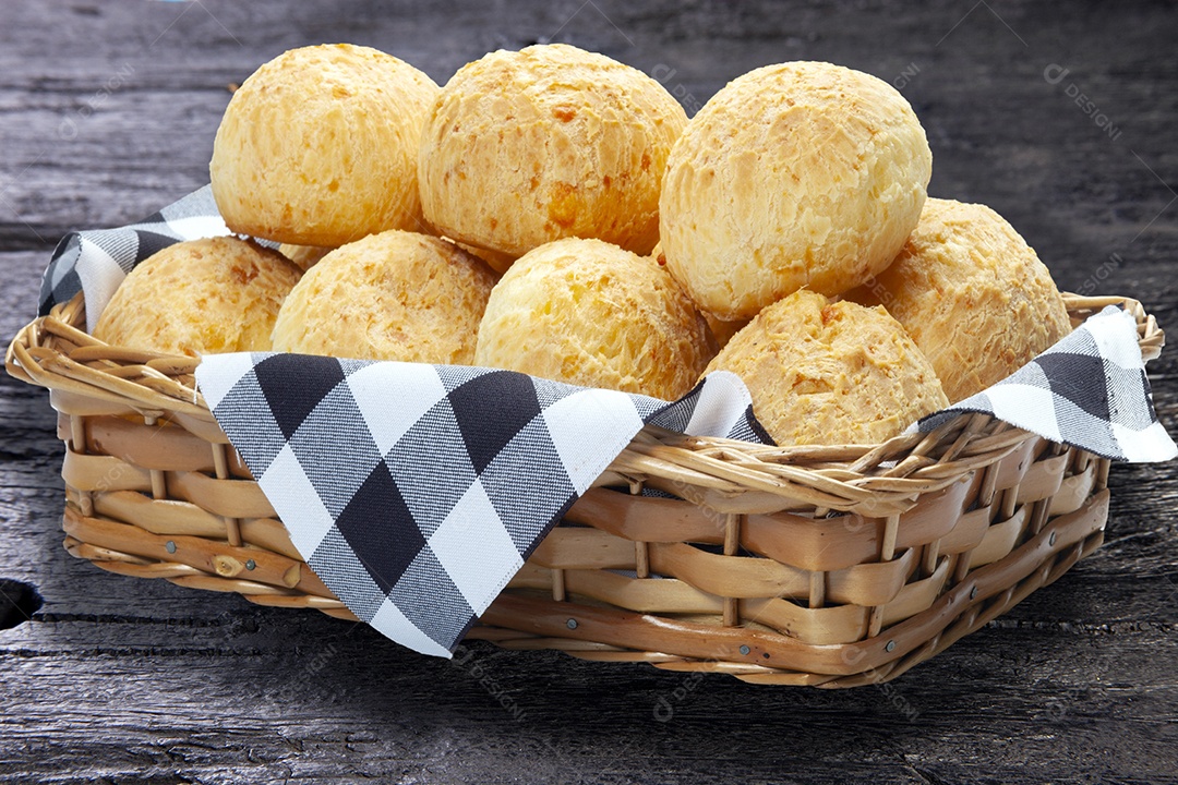 Pão de queijo dentro de uma cesta