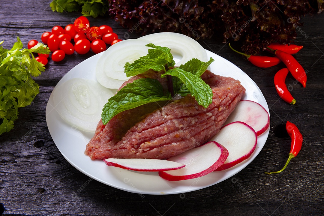 Carne moída com ingredientes no prato