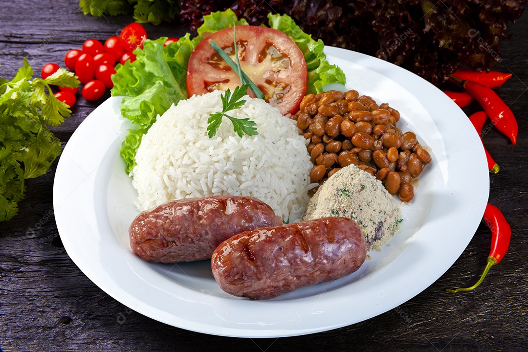 Arroz feijão salada linguiça e farofinha