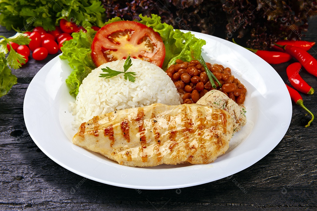 Arroz feijão frango grelhado salada de filé e farofa