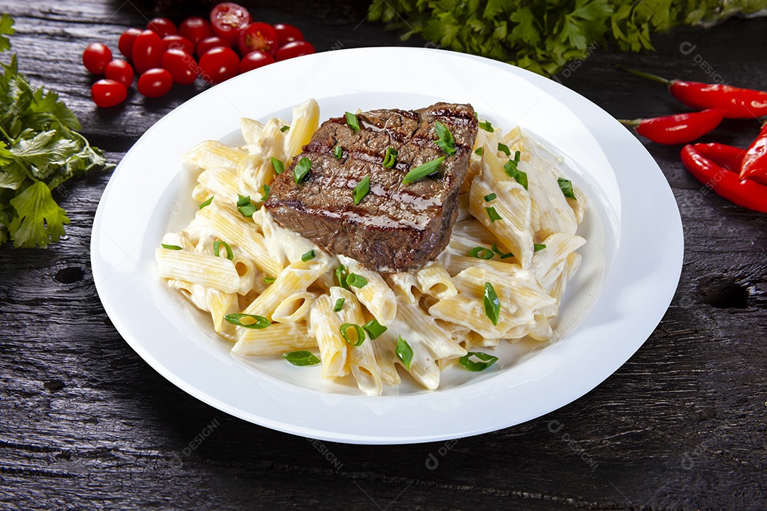 Macarrão com comida de bife assado