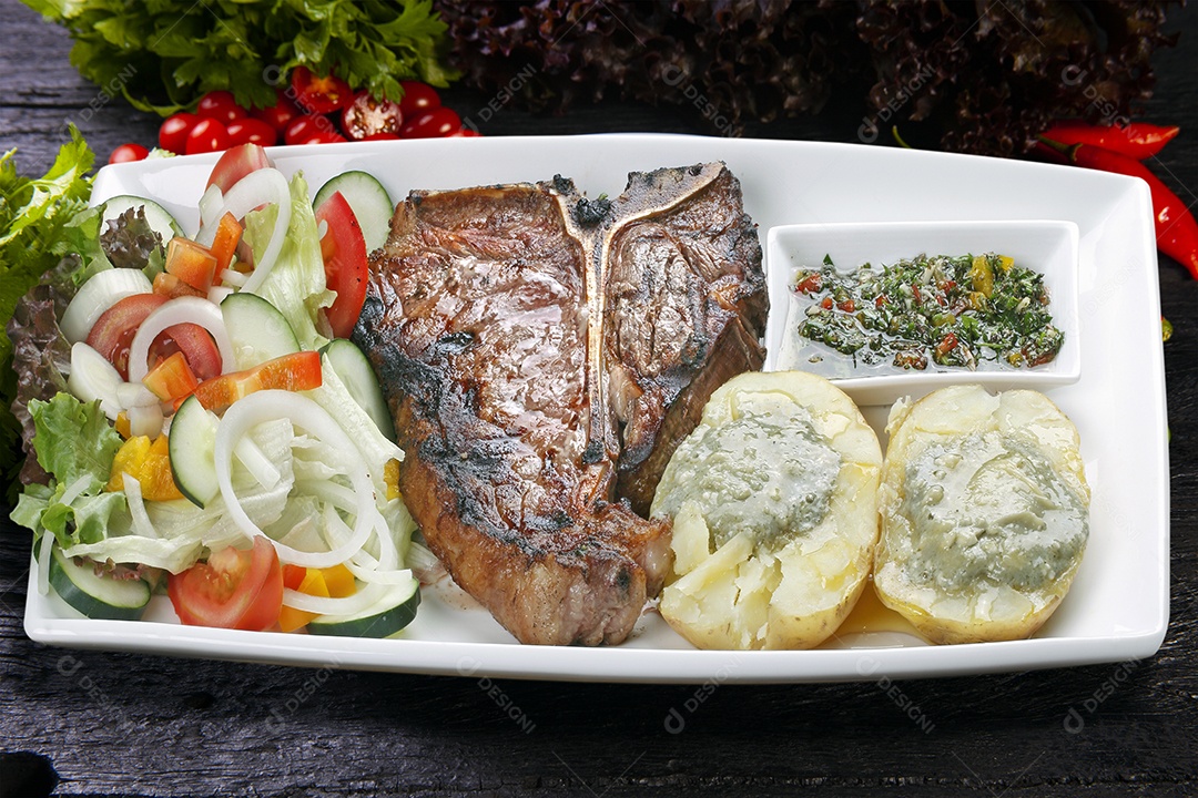 Bife t bone com salada de batata e legumes