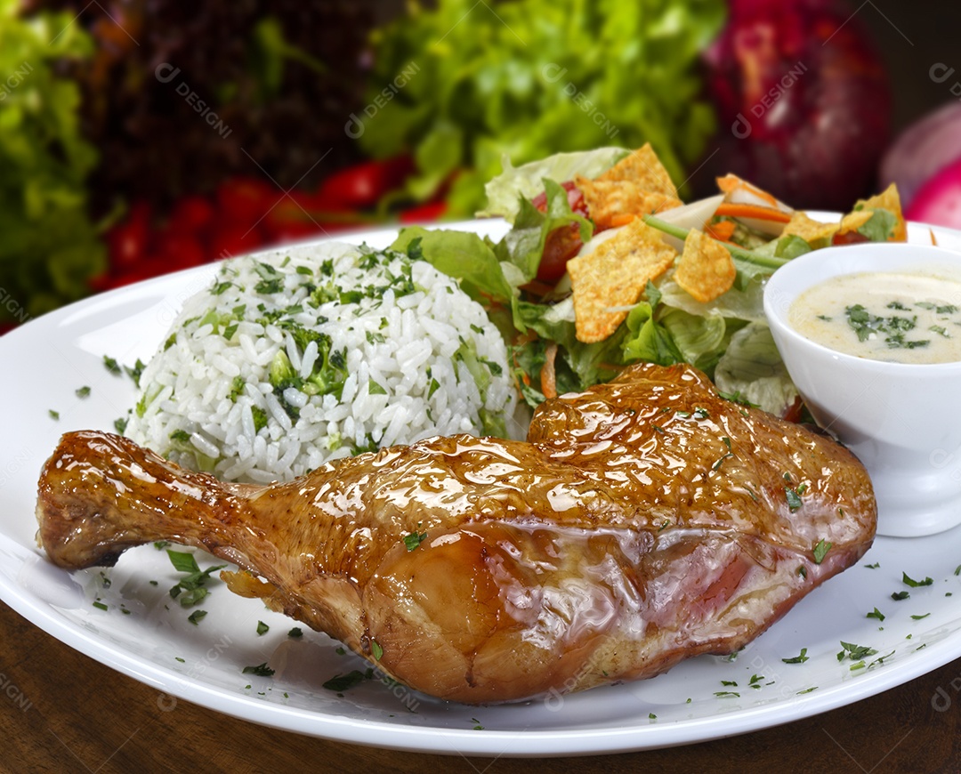 Coxa de frango grelhado com acompanhamento