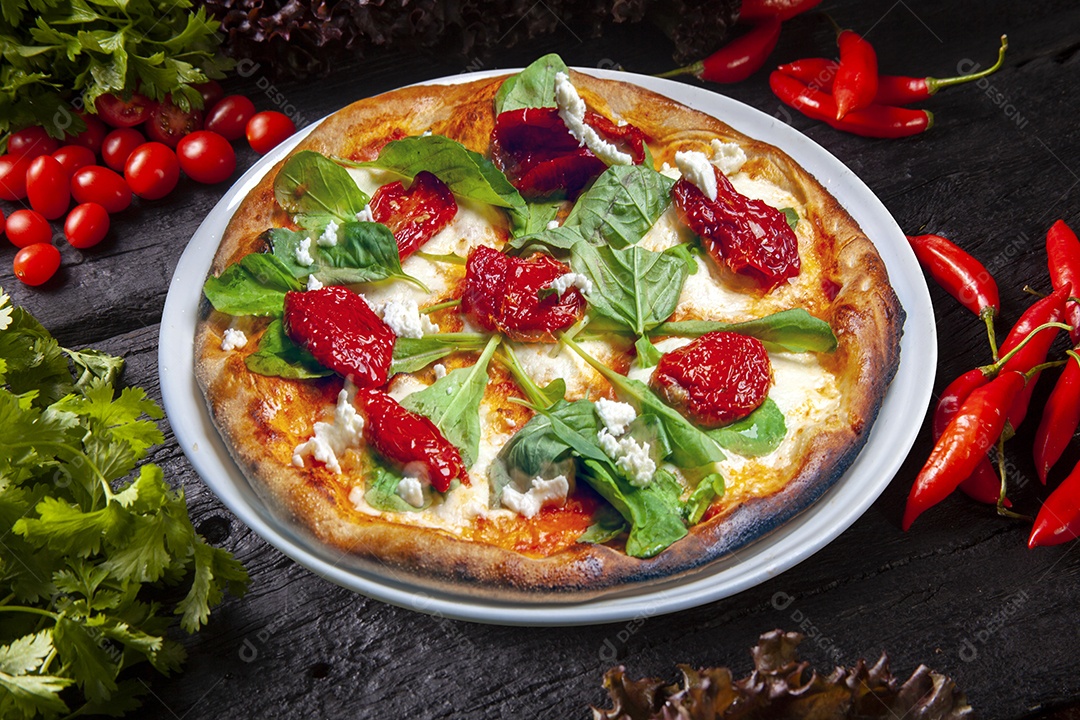 Pizza, tomate seco, rúcula