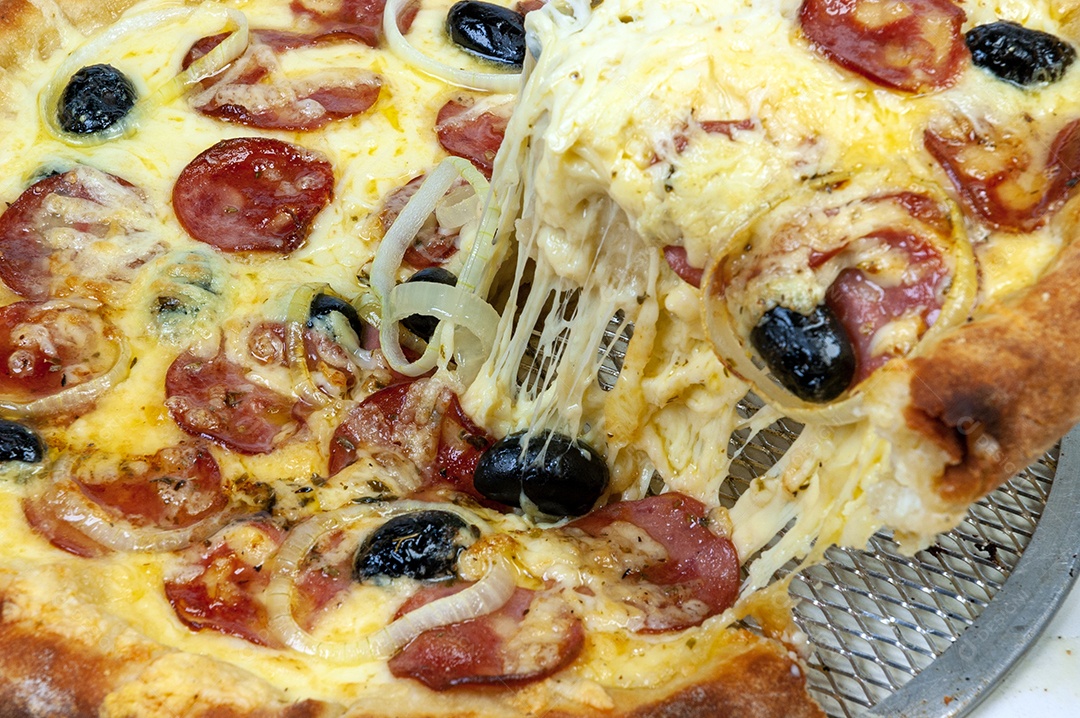 Fatia de pizza de calabresa