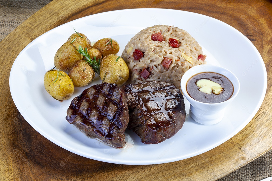 Carne de bife assada batatas e arroz