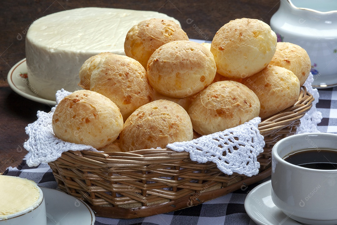 Pão de queijo com café