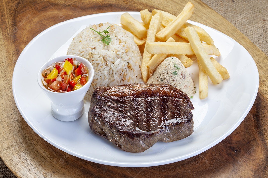 Prato com bife e farofinha com vinagrete